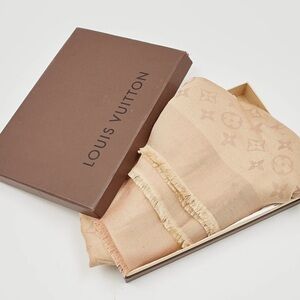 LOUIS VUITTON
Dune Monogram Silk/Wool Shawl Scarf beige